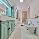 The Balcony House With Free Parking Apartment *