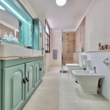 The Balcony House With Free Parking 아파트 *