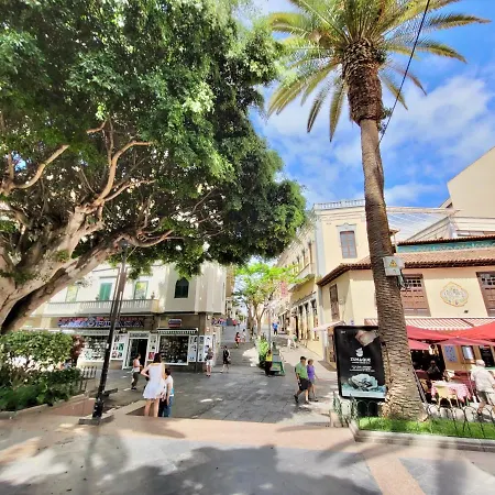The Balcony House With Free Parking 아파트