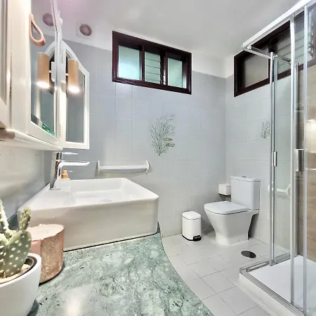 아파트 The Balcony House With Free Parking *