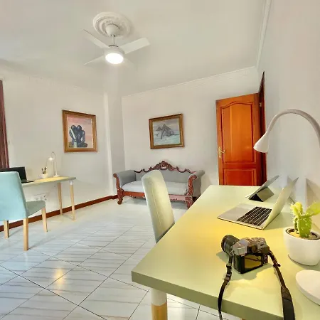 The Balcony House With Free Parking 아파트 *