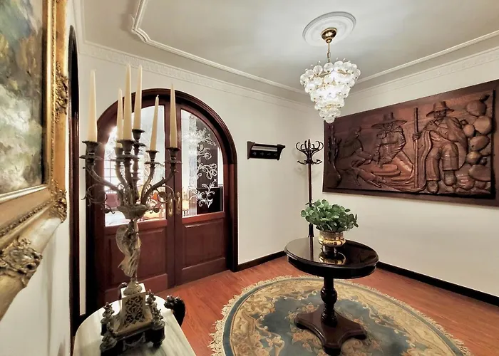 The Balcony House With Free Parking