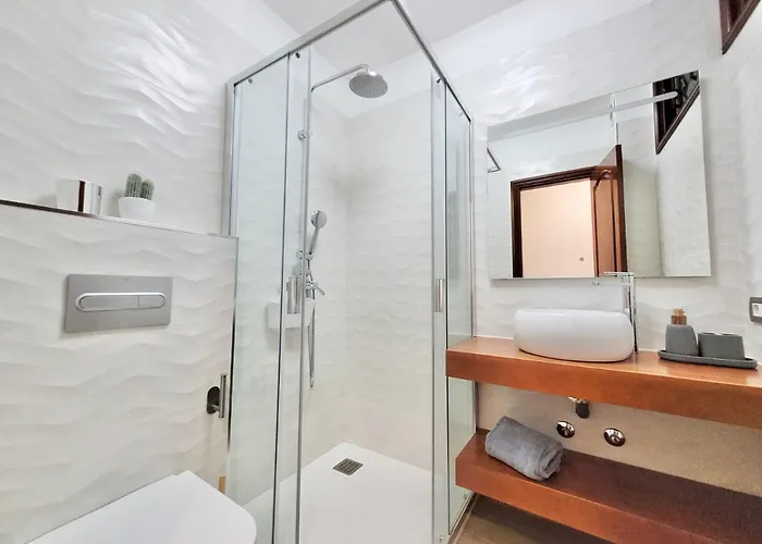 The Balcony House With Free Parking