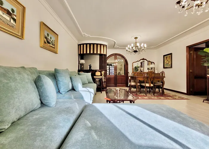 The Balcony House With Free Parking