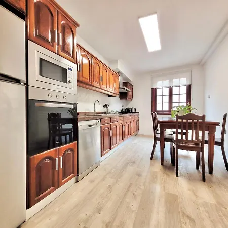 アパート The Balcony House With Free Parking