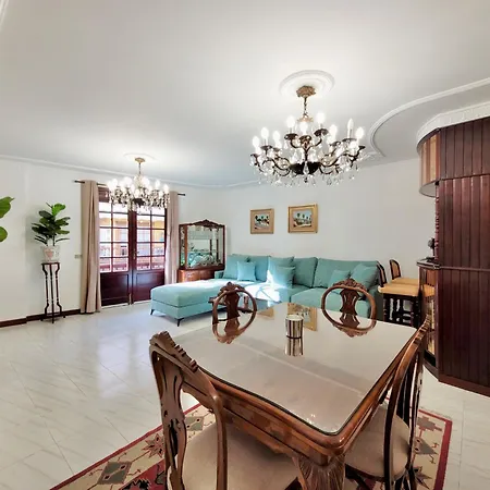アパート The Balcony House With Free Parking *