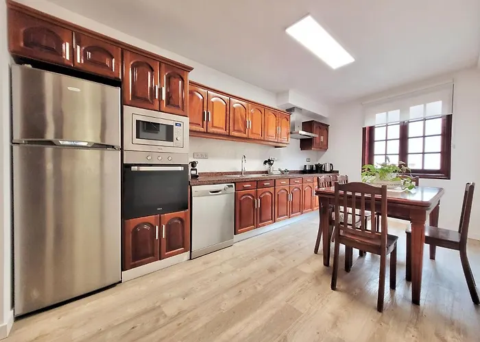 Апартаменты The Balcony House With Free Parking *