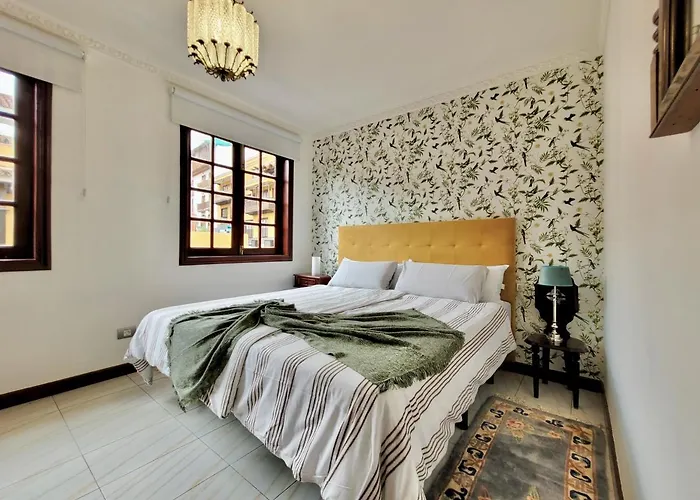 Апартаменты The Balcony House With Free Parking *