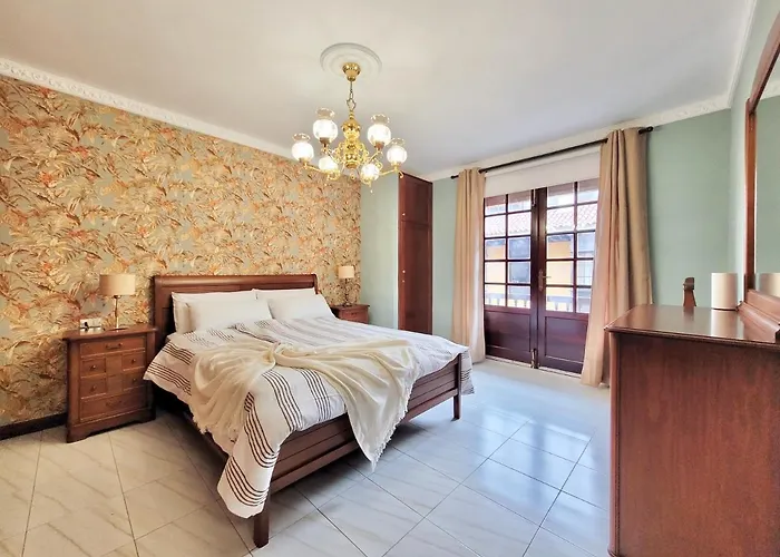 The Balcony House With Free Parking Апартаменты *