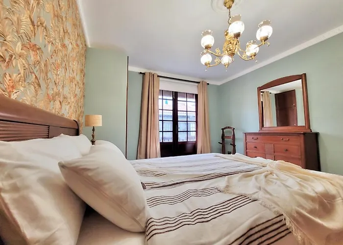 Апартаменты The Balcony House With Free Parking