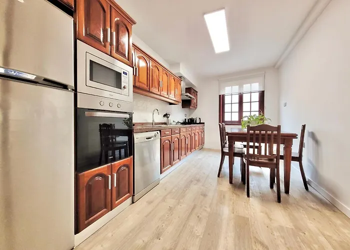 Апартаменты The Balcony House With Free Parking