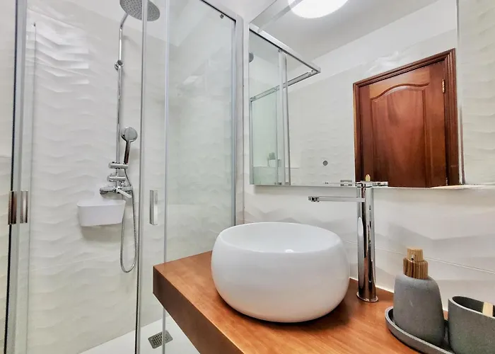 The Balcony House With Free Parking