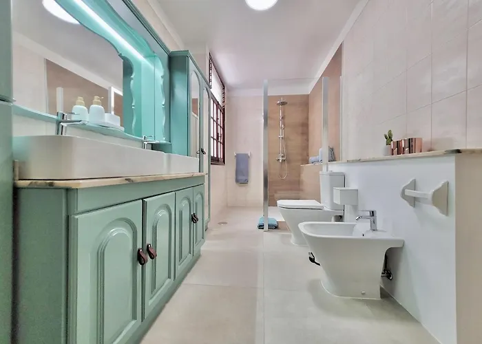 The Balcony House With Free Parking Апартаменты *