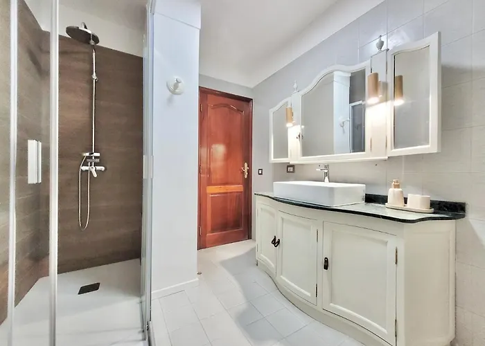 The Balcony House With Free Parking *