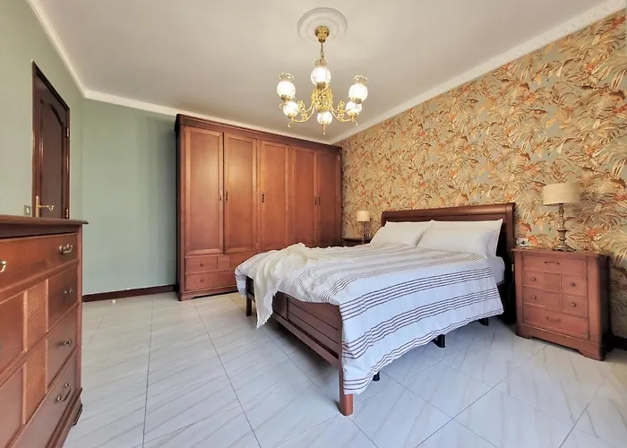 Апартаменты The Balcony House With Free Parking *