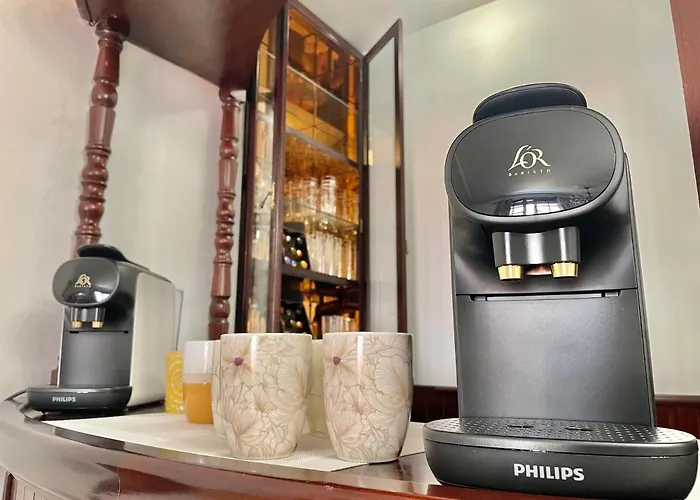 The Balcony House With Free Parking Апартаменты *