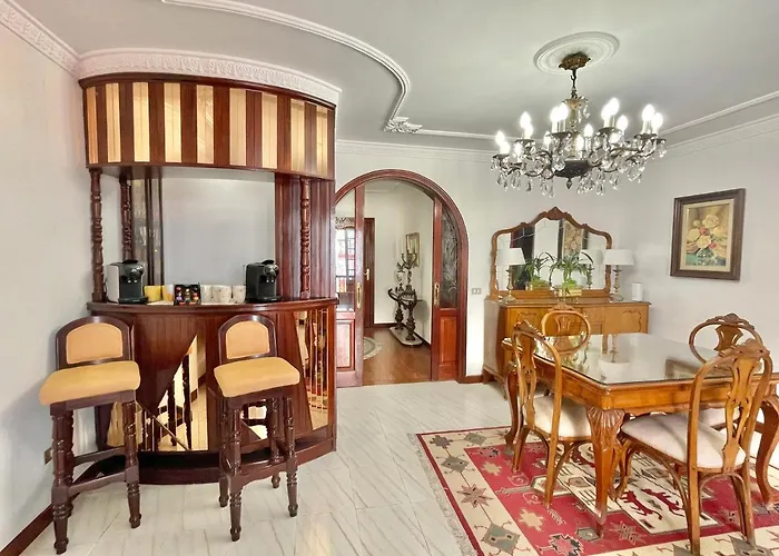 The Balcony House With Free Parking