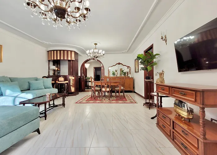 The Balcony House With Free Parking