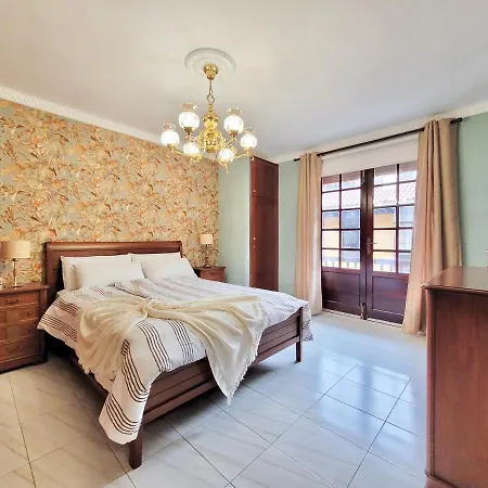 The Balcony House With Free Parking Apartmán *