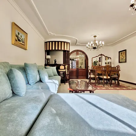 The Balcony House With Free Parking