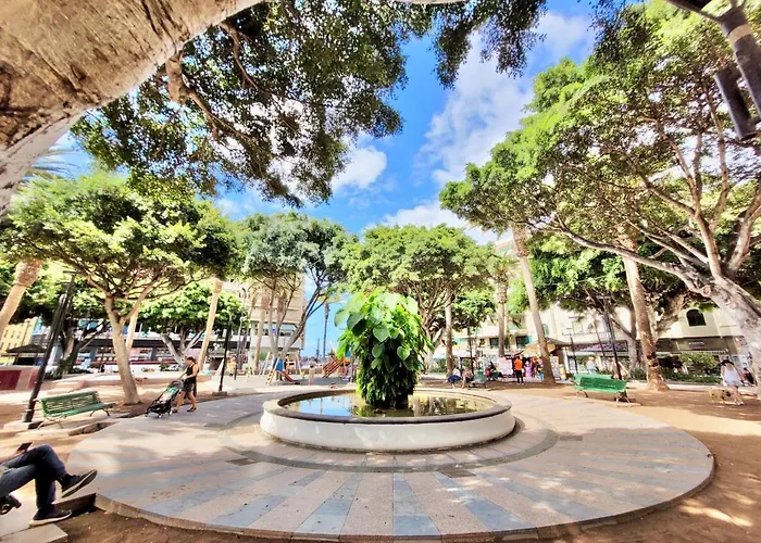 The Balcony House With Free Parking شقة