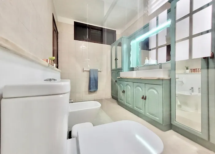 The Balcony House With Free Parking *