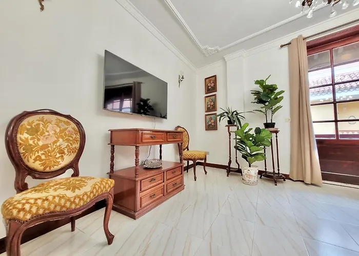 The Balcony House With Free Parking *