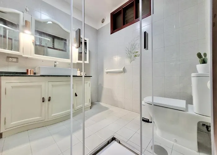 The Balcony House With Free Parking