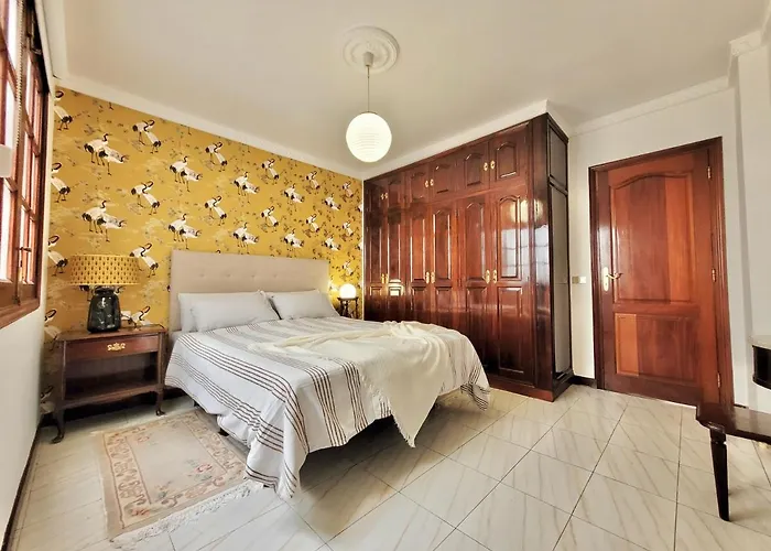 The Balcony House With Free Parking شقة *