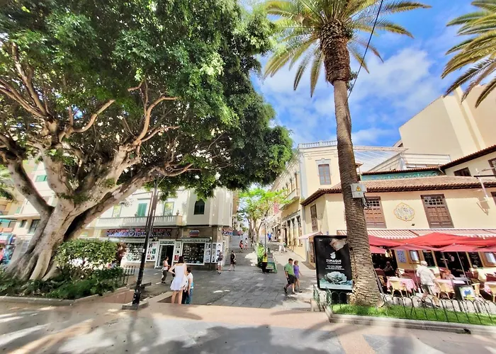 The Balcony House With Free Parking شقة