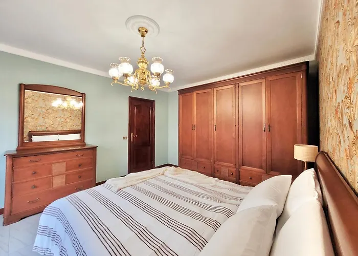 The Balcony House With Free Parking