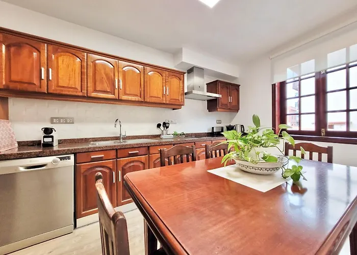 The Balcony House With Free Parking *