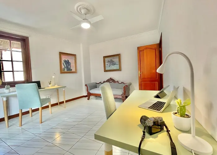 The Balcony House With Free Parking شقة *